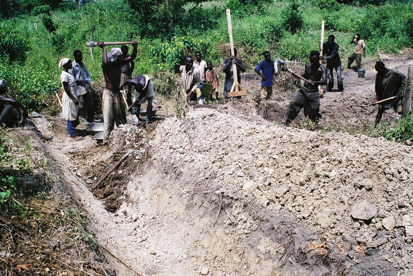 アシャンテBiemso No1村での水路作り